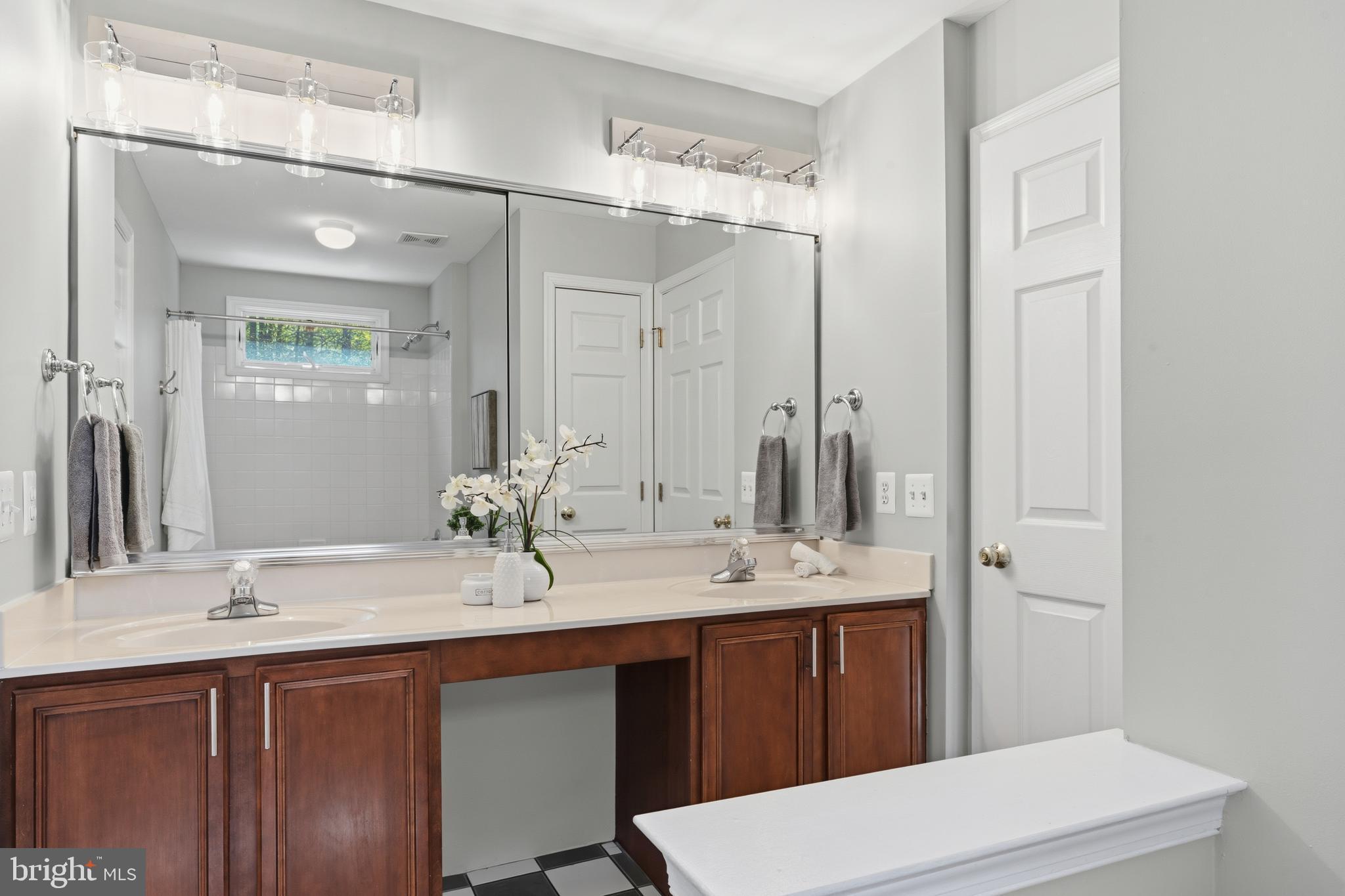 OAKTON  WOODS - Residential