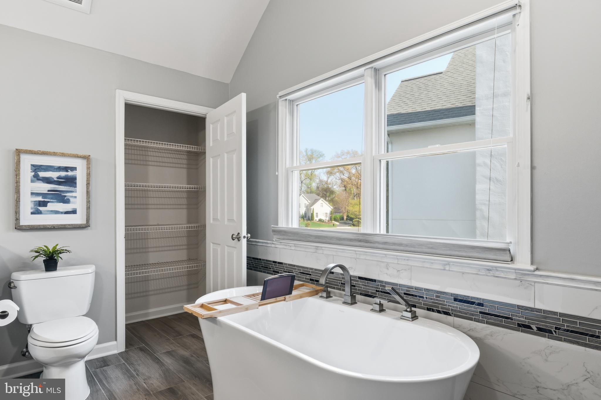 OAKTON  WOODS - Residential