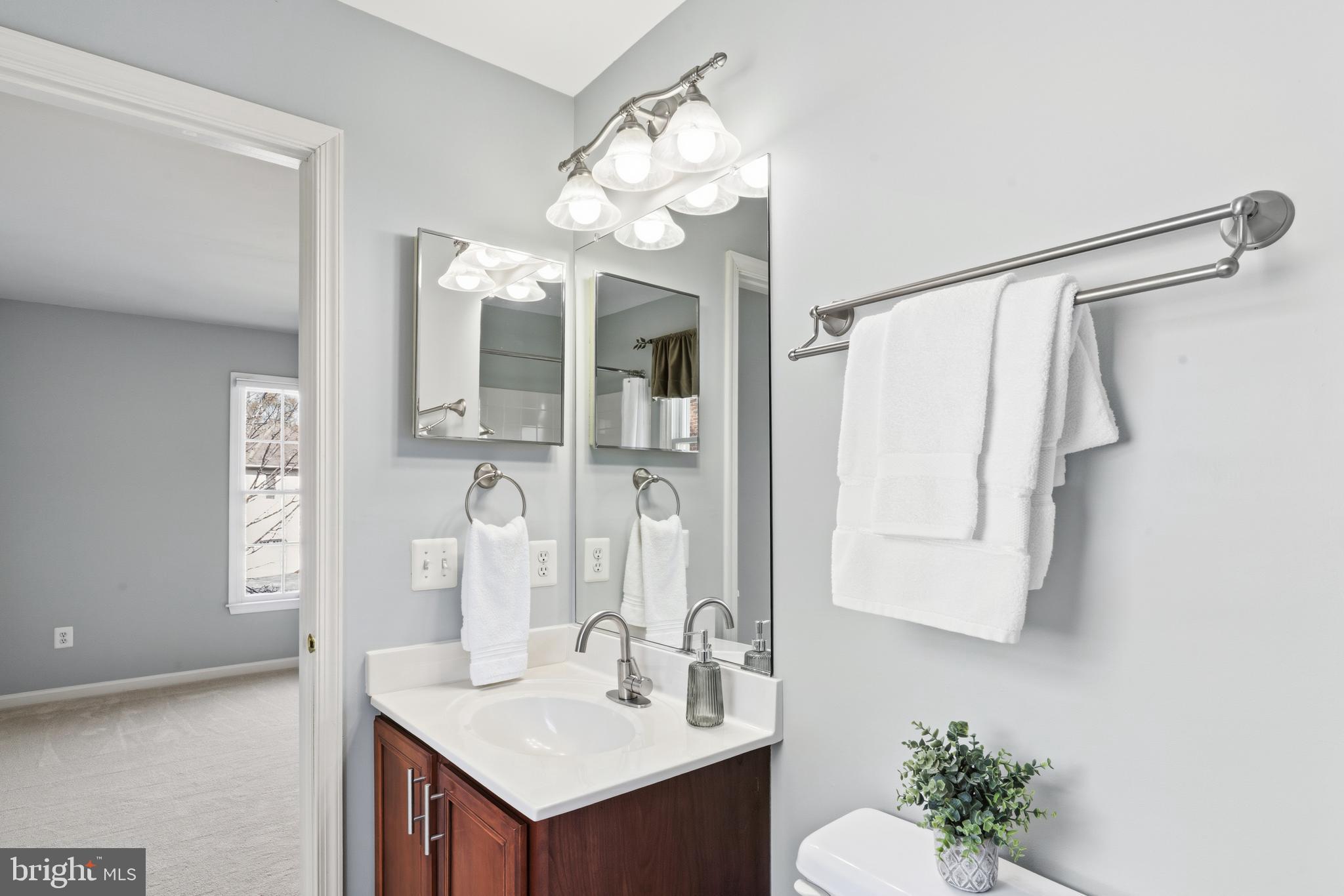 OAKTON  WOODS - Residential