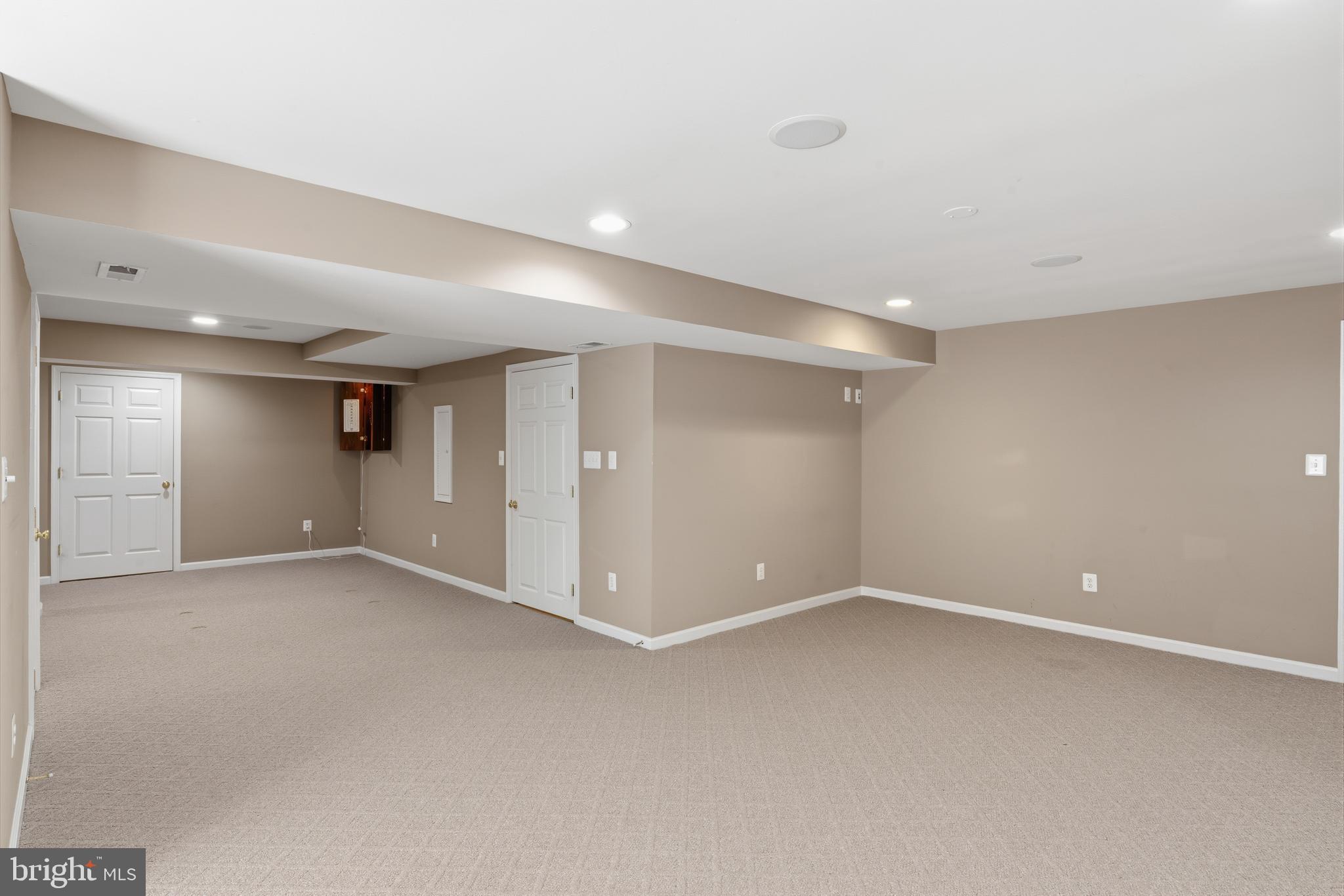 OAKTON  WOODS - Residential