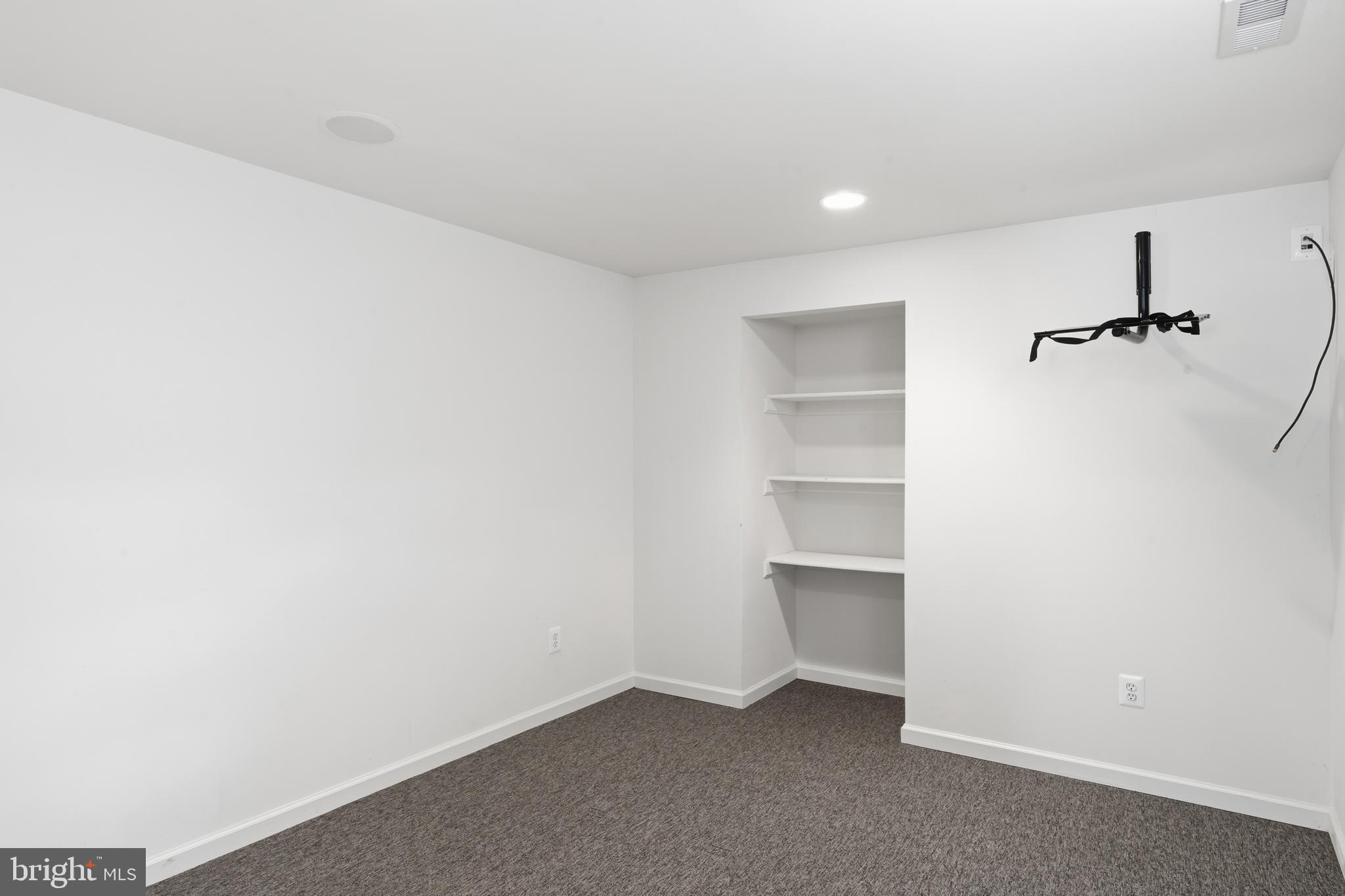 OAKTON  WOODS - Residential