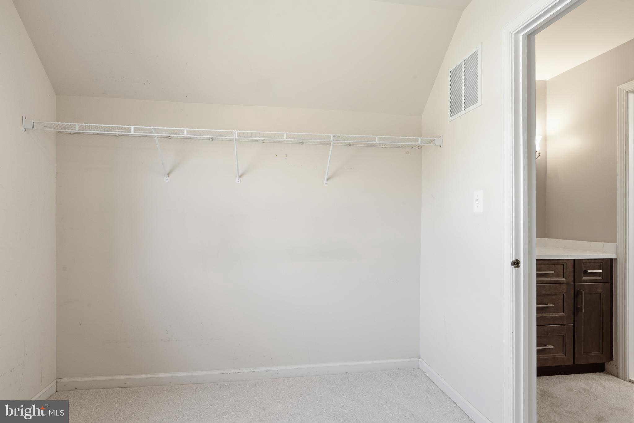 OAKTON  WOODS - Residential