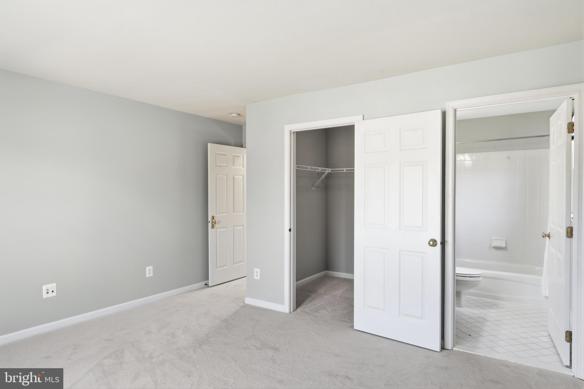 OAKTON  WOODS - Residential