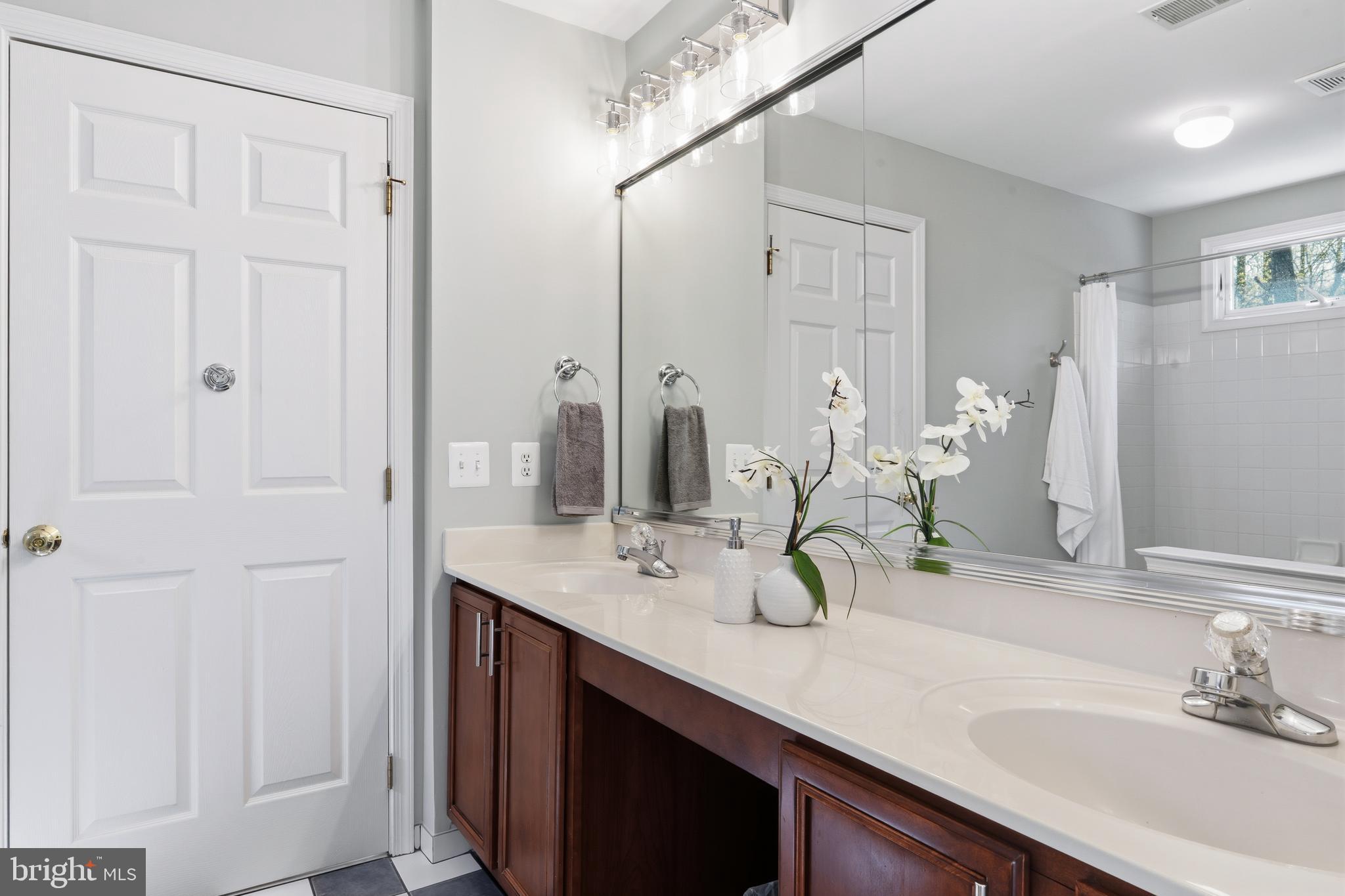 OAKTON  WOODS - Residential