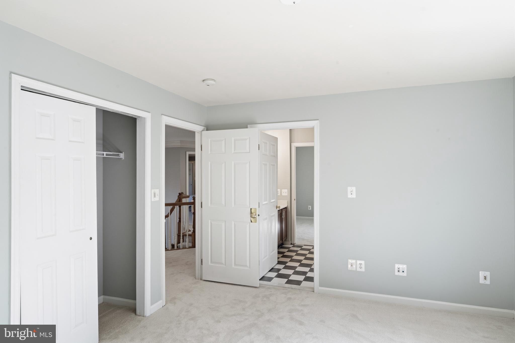 OAKTON  WOODS - Residential