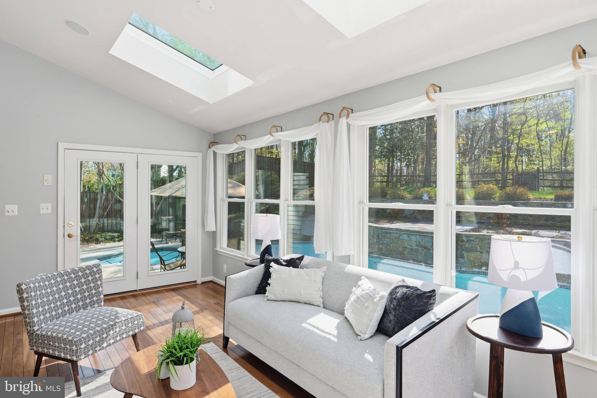 OAKTON  WOODS - Residential