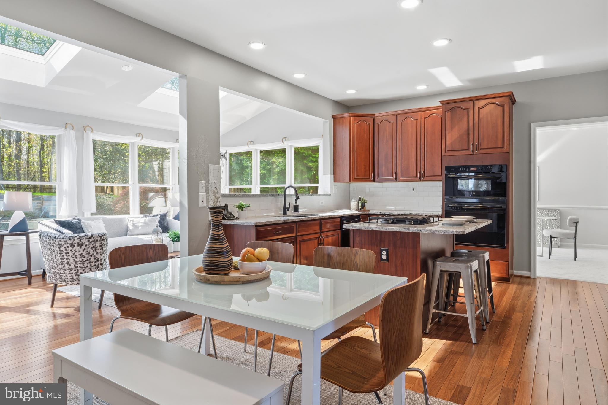 OAKTON  WOODS - Residential