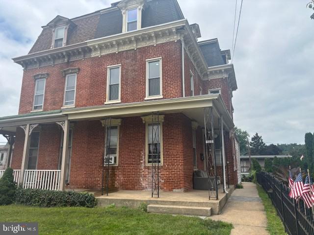 2nd floor renovated studio apartment with hardwood and vinyl floors, kitchen with stove, refrigerator and microwave. No pets and no smoking indoors.