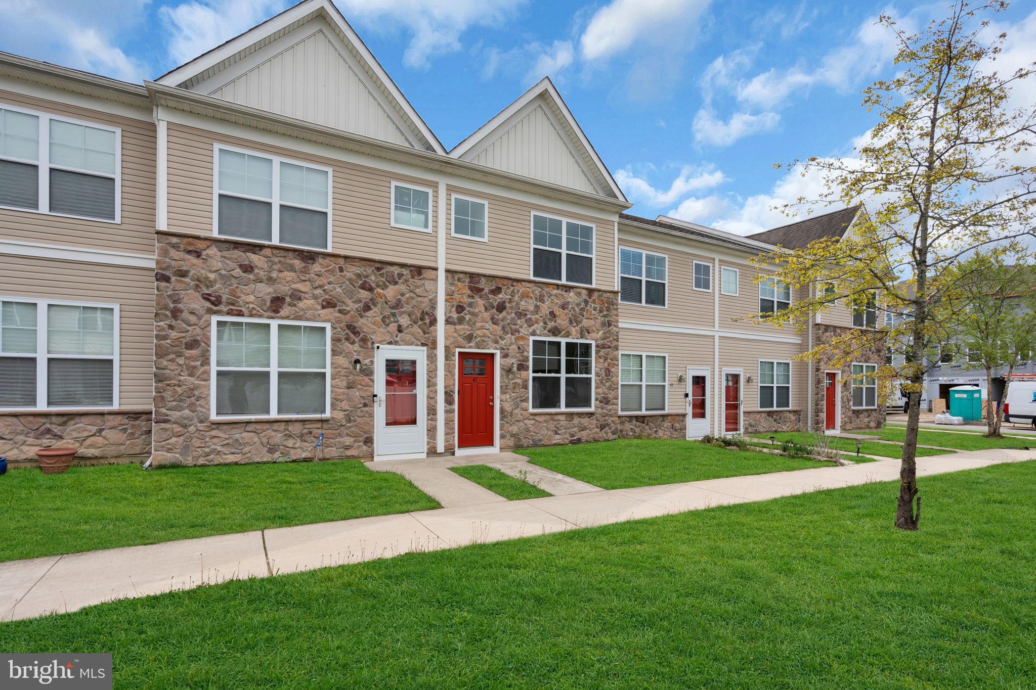 41 ROWAND WAY E