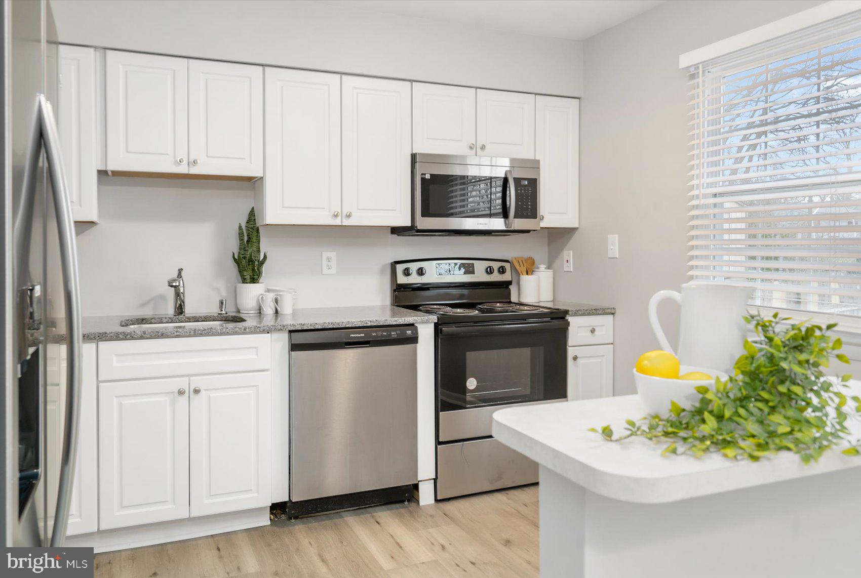 BRENTWOOD SQUARE - Residential