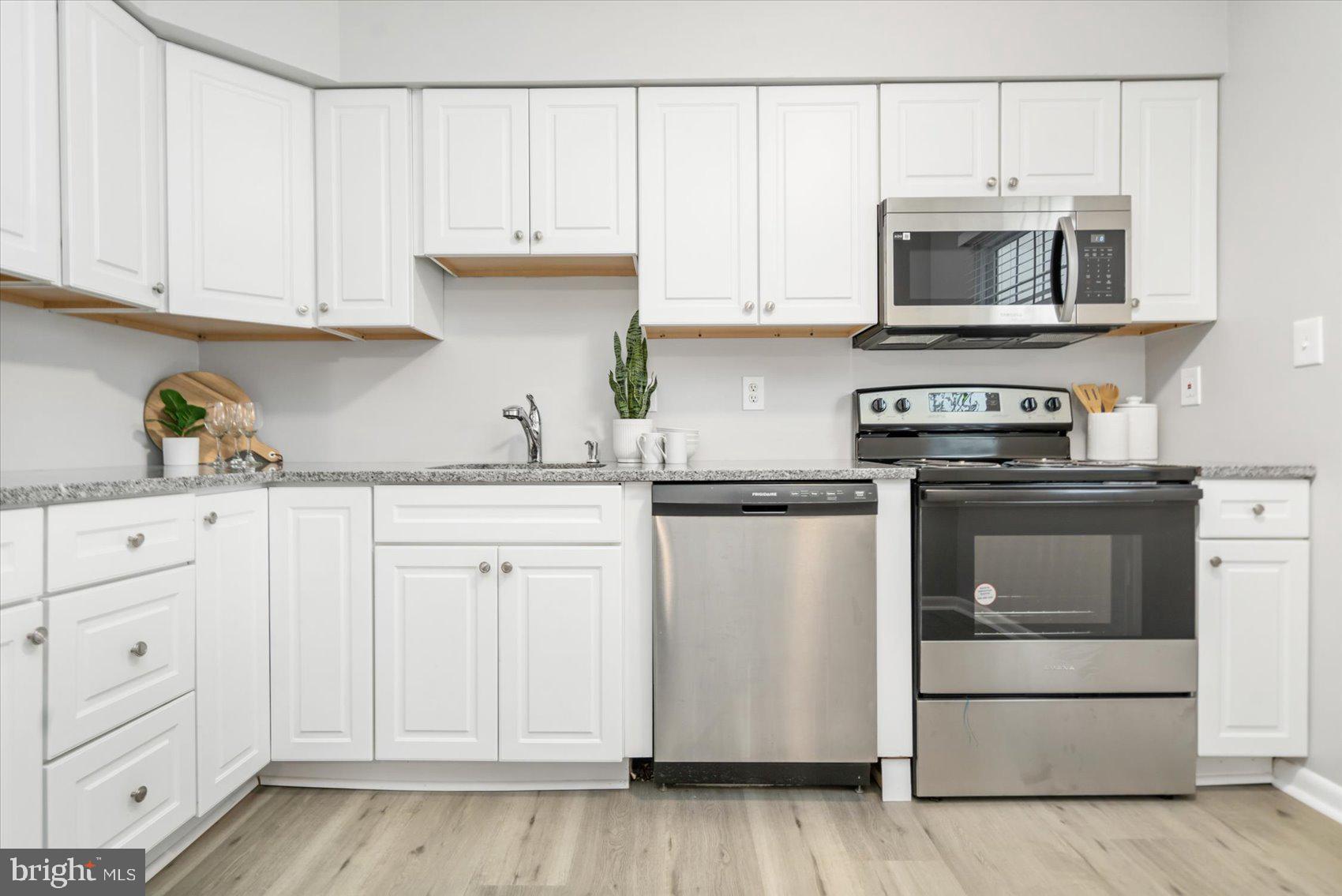 BRENTWOOD SQUARE - Residential