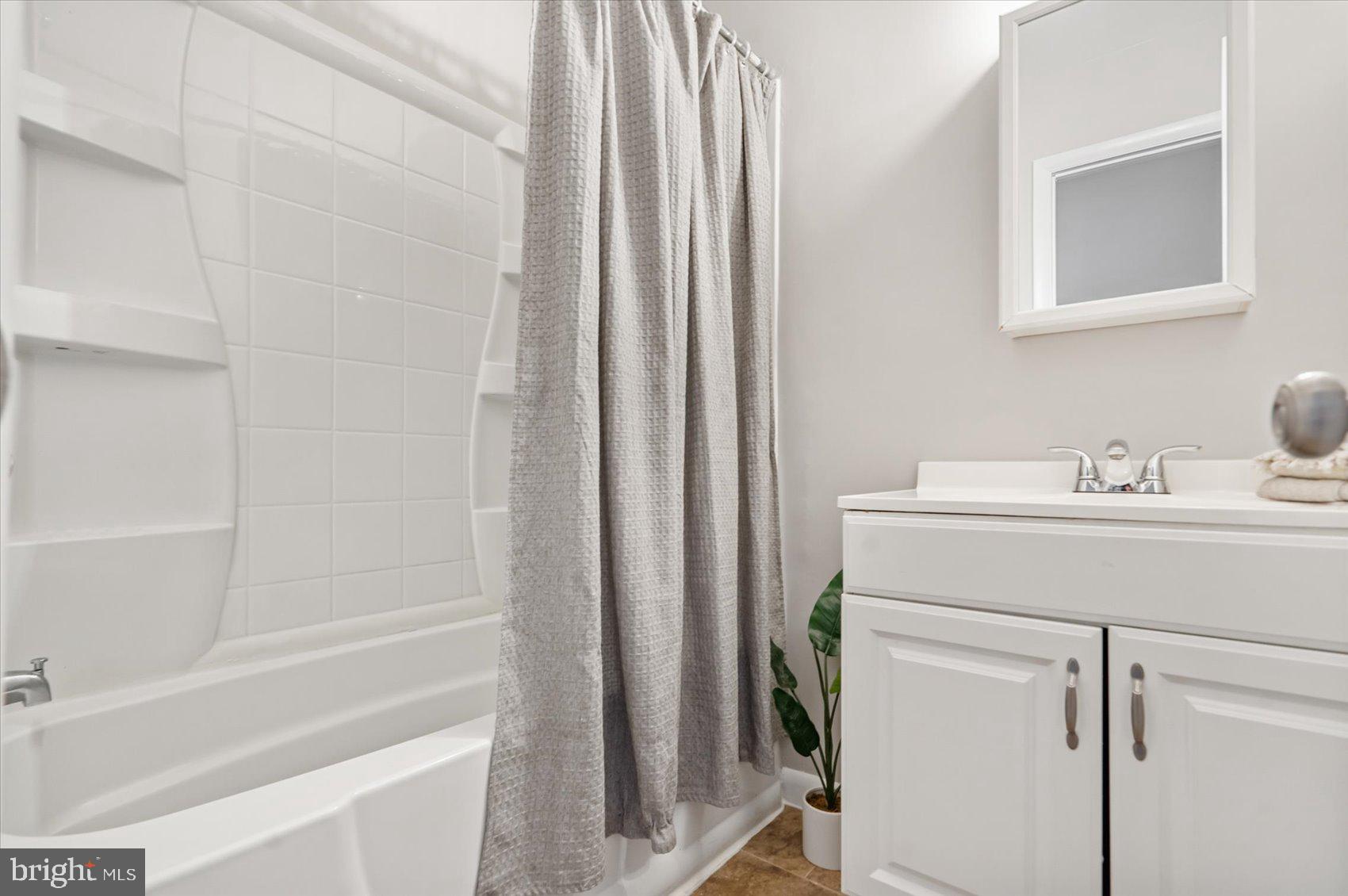 BRENTWOOD SQUARE - Residential