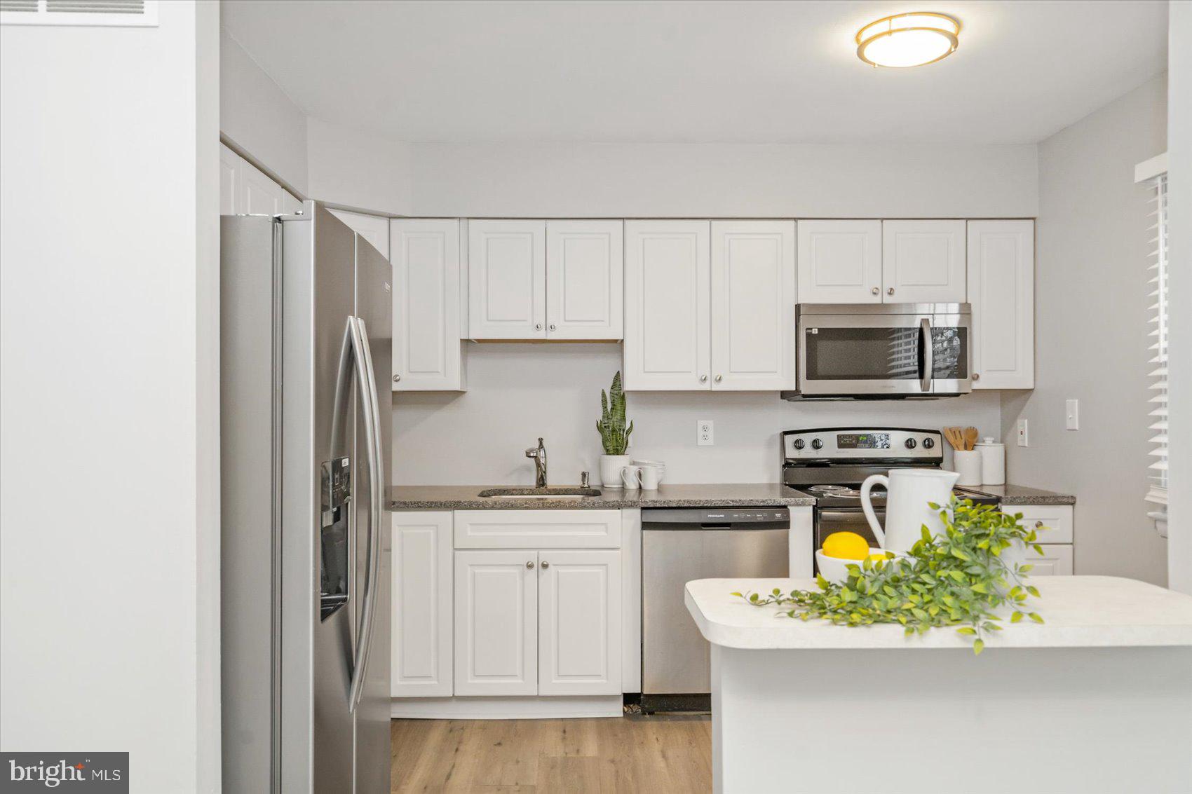 BRENTWOOD SQUARE - Residential