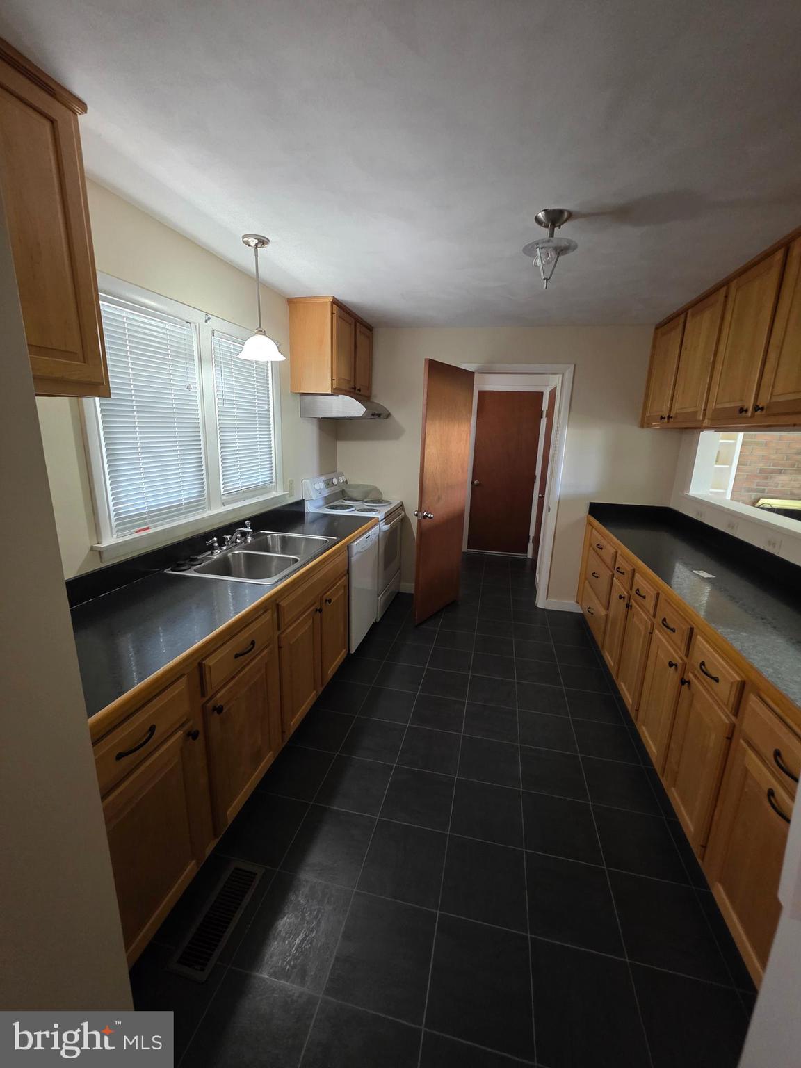 DEVON MANOR - Residential