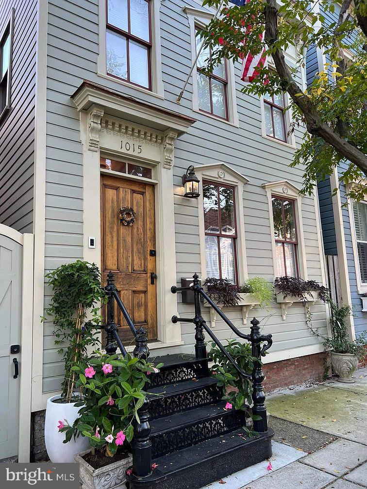 1015 QUEEN STREET