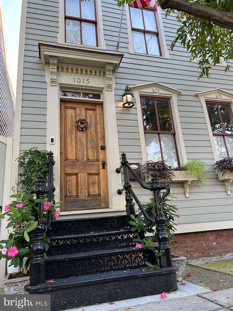 1015 QUEEN STREET