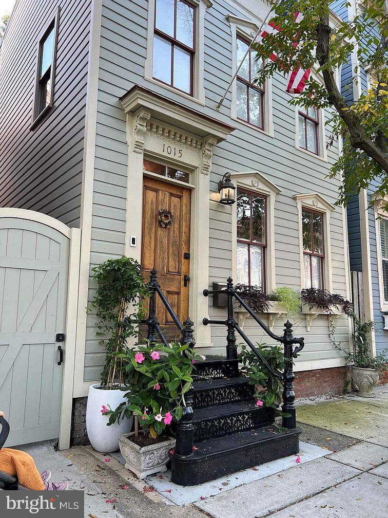 1015 QUEEN STREET