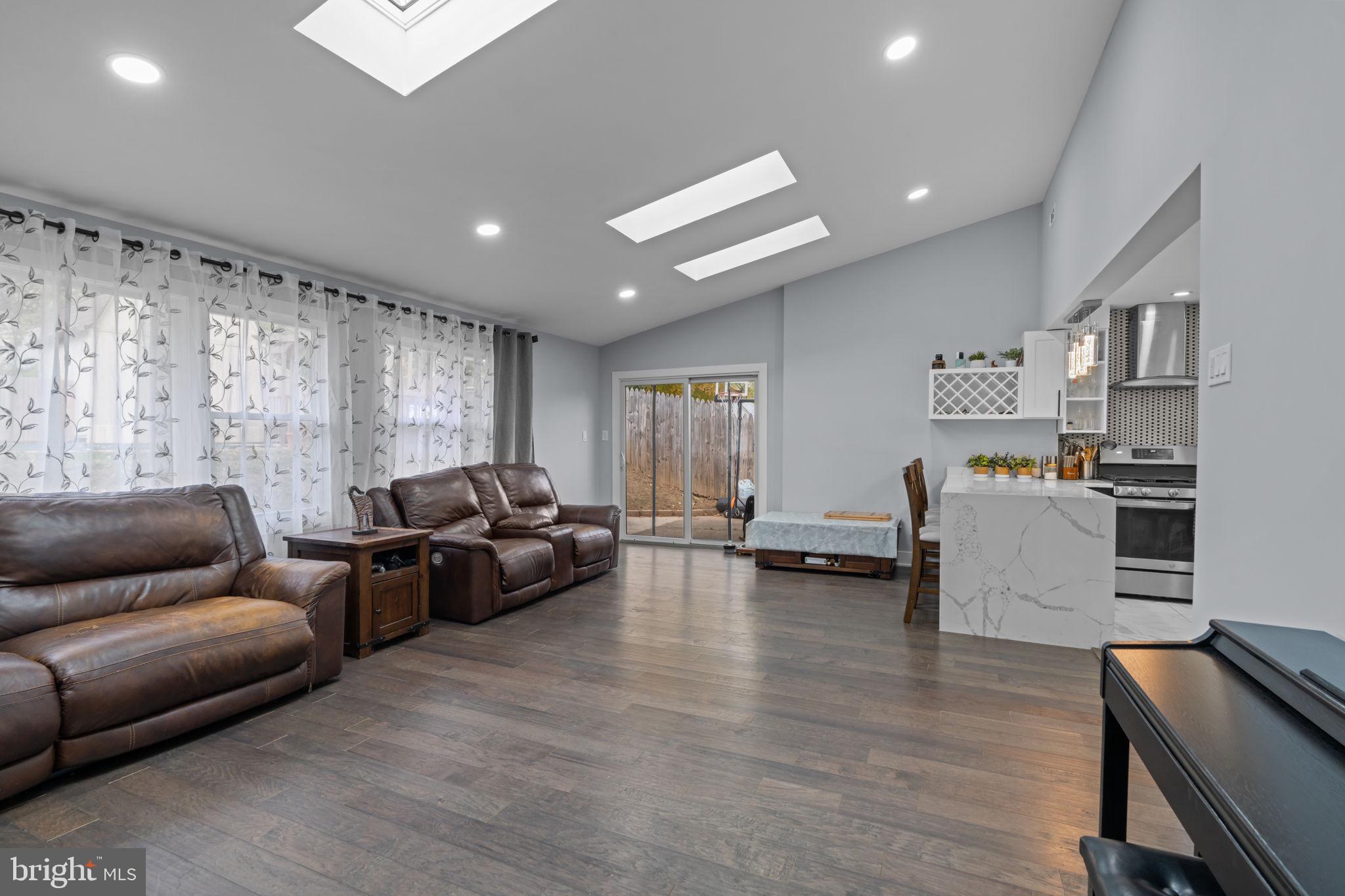 OXFORD VALLEY - Residential