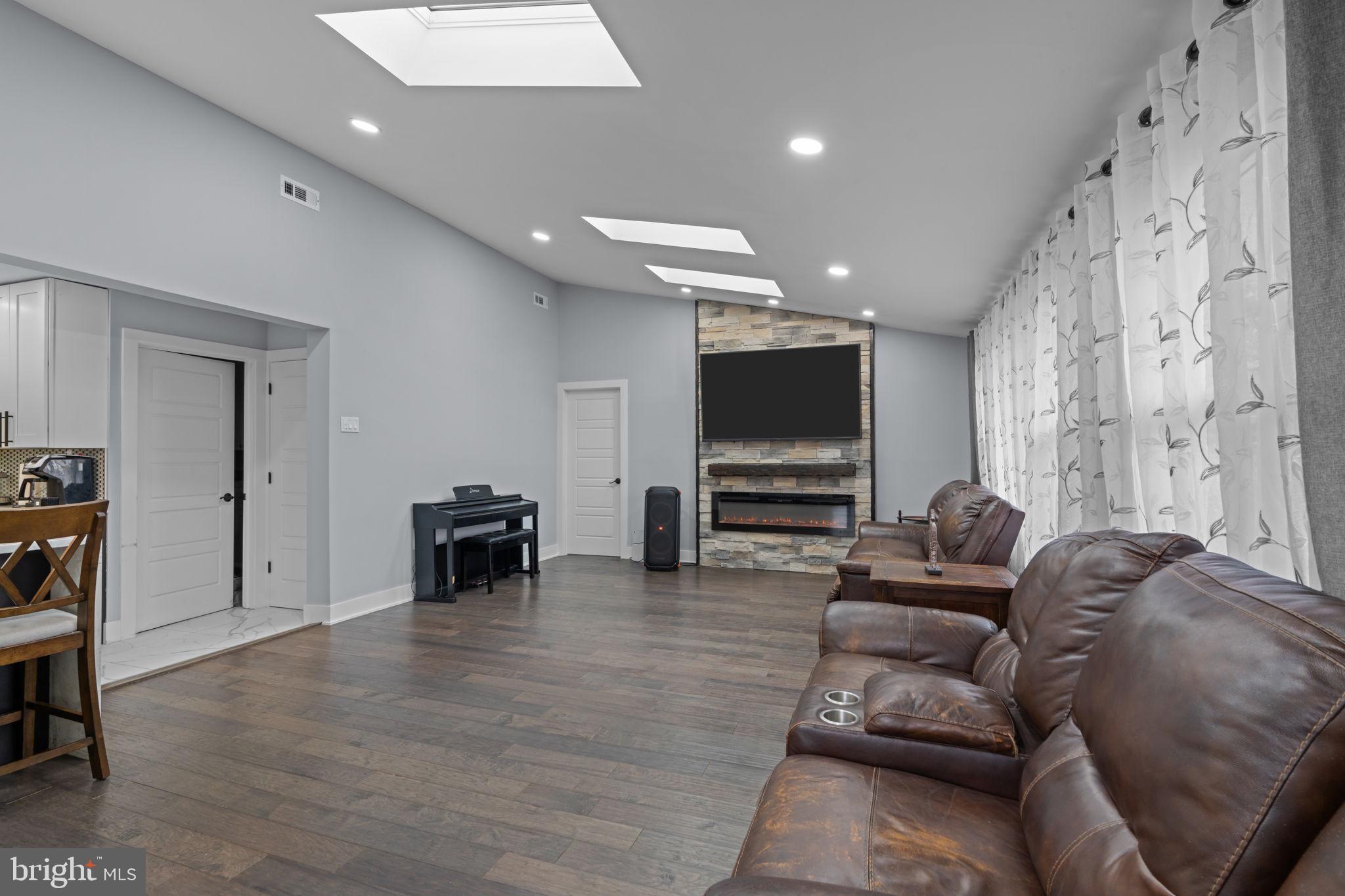 OXFORD VALLEY - Residential