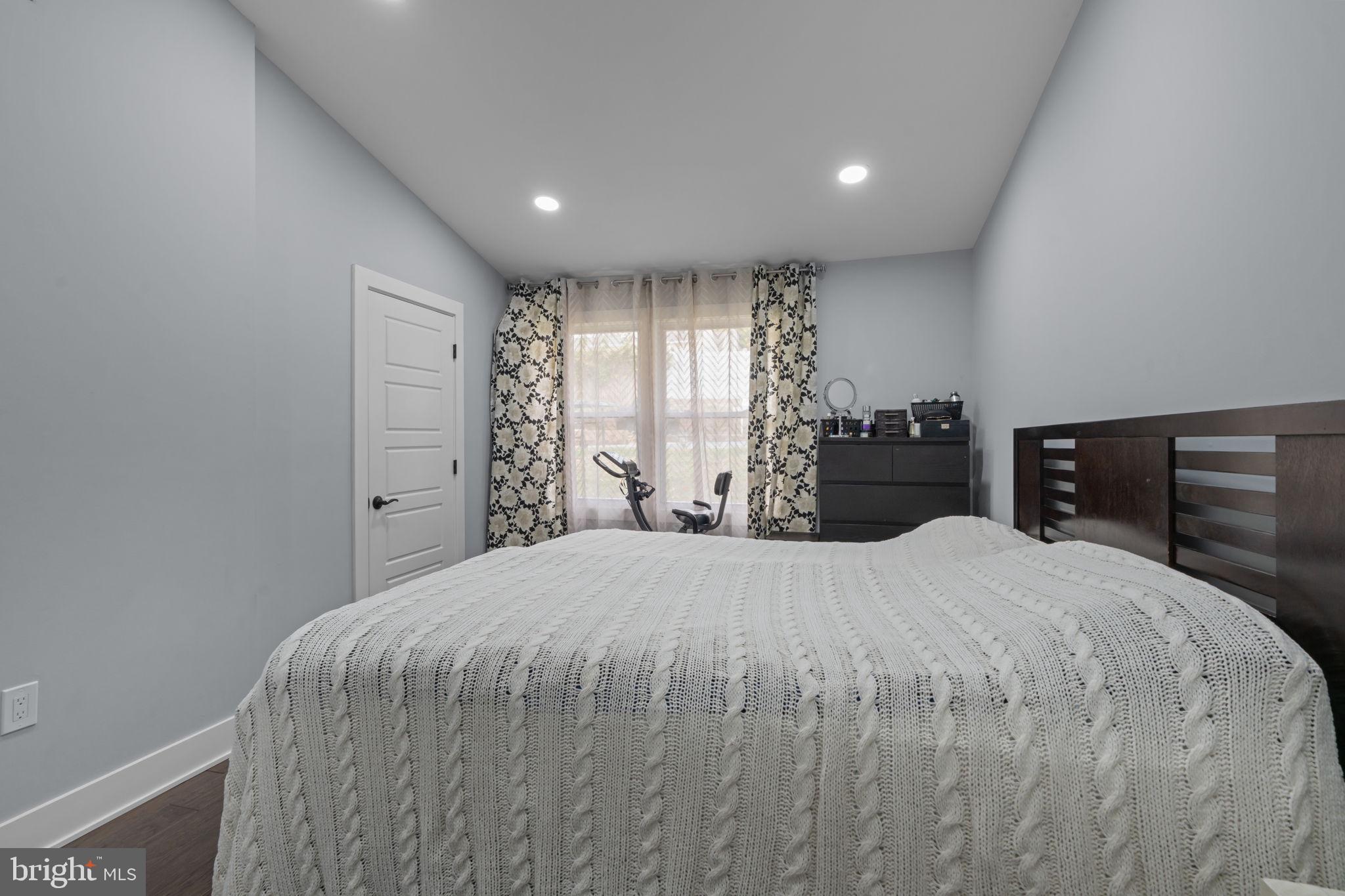 OXFORD VALLEY - Residential