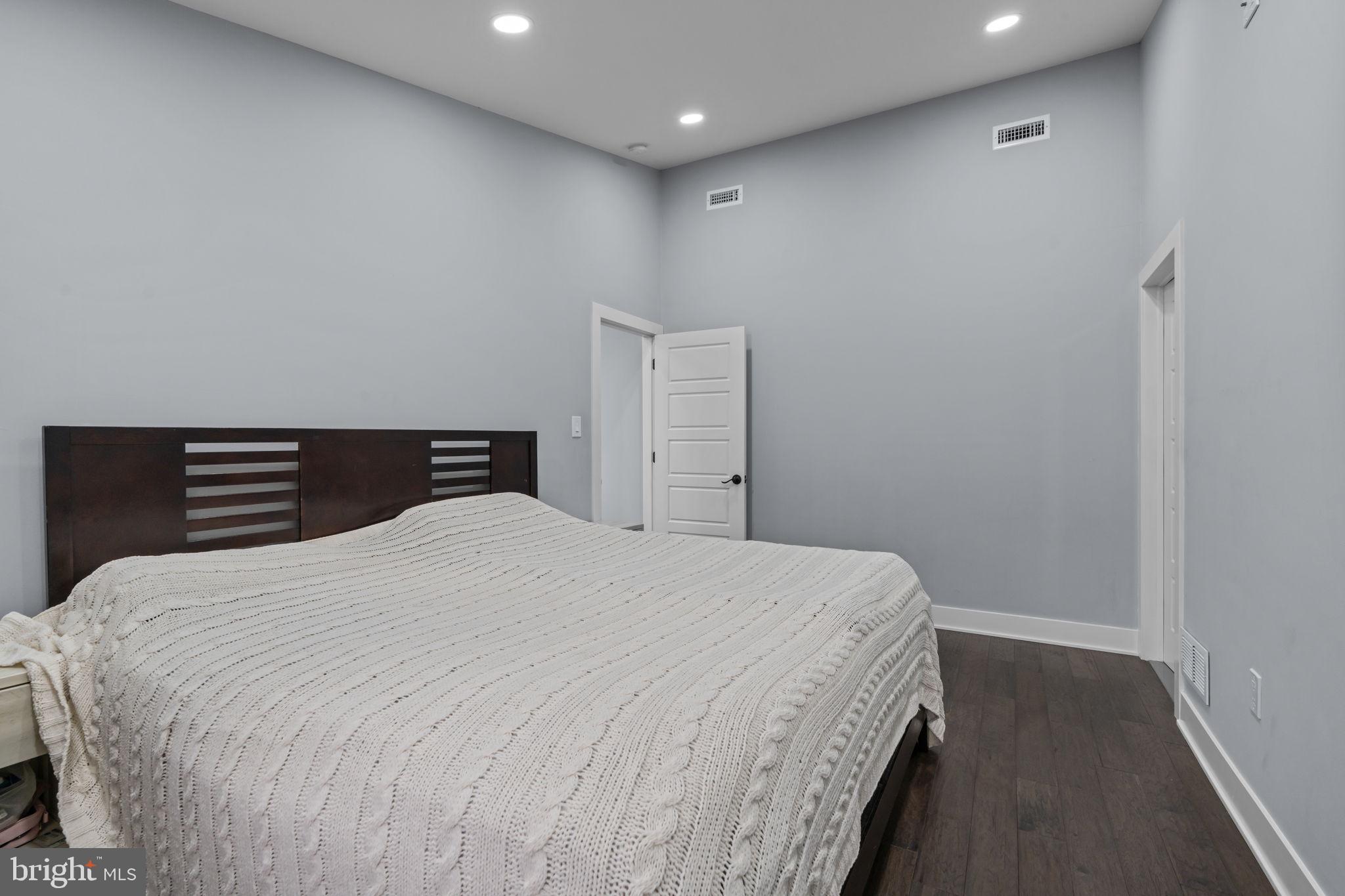 OXFORD VALLEY - Residential