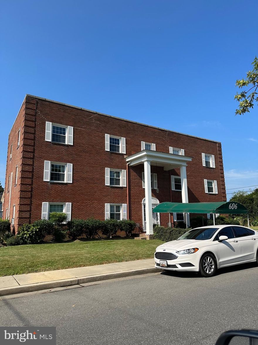 Welcome to 606 Water Street, Apt 4.  A great location for a Pied-a-Terre in the ever-popular Historic District of Cambridge, with view of the harbor - walk to your boat, yacht club, walk to downtown restaurants and Festivals.   Enjoy all the amenities and none of the work.   Third floor offers fabulous views and.   Mini splits were added by the current owner and offer the maximum in efficiency and quiet operation.   This unit has granite counters - updated appliances and washer and dryer, Tired of the hustle and bustle of resort areas; Seller will gladly participate in a 1031 exchange. In fact, a second unit #4 is in coming soon status.  Yes, you can own 2 in the same building.