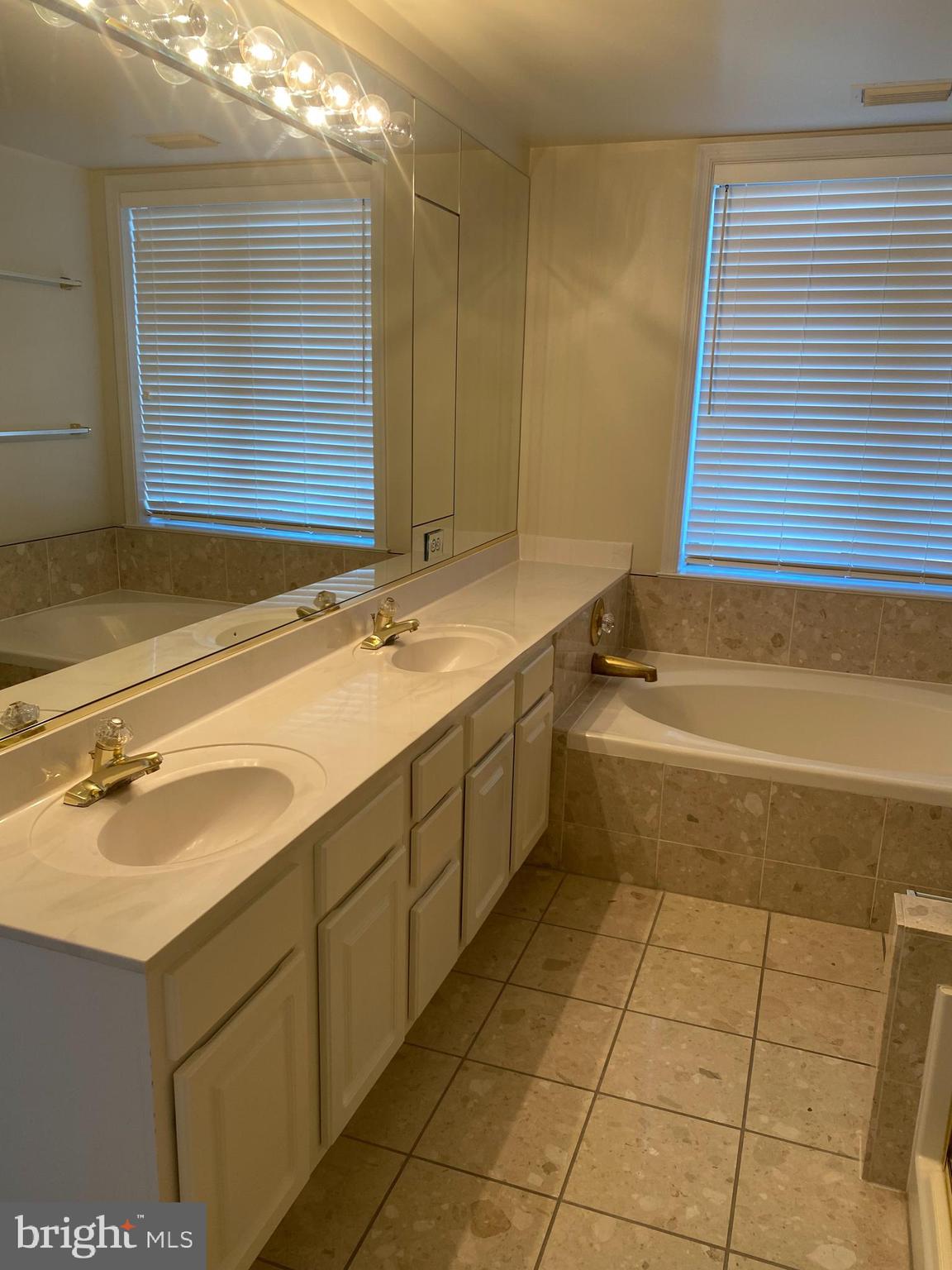 VIRGINIA SQUARE - Residential Lease