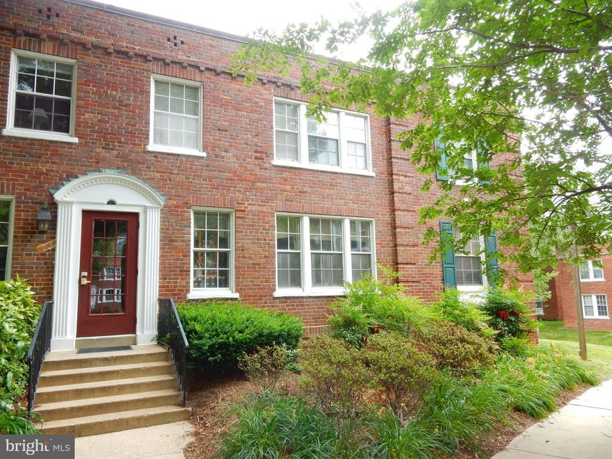 Over the top corner 2 BR, fantastic treed courtyard! Fully upgraded, rare foyer entrance, stainless, microwave, freshly painted, warm light oak laminate wood floor. Ceramic in Kit & Bath. Recessed lighting, upgraded windows, walk in closet, extra storage. Walk to Court House, 2 metros, Roslyn, great restaurants, Wonderful banquette in kit provides great eating space & work space.