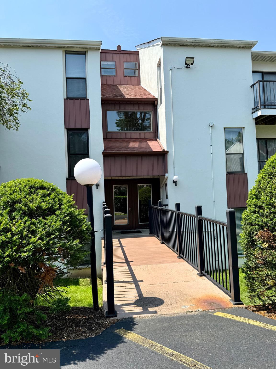 Welcome to Carousel Station! This beautifully updated, move-in ready first-floor condo offers the perfect blend of comfort and convenience. Simply unpack and settle into this spacious home featuring a separate living room and dining area just off the kitchen.
The modern kitchen boasts sleek white cabinets, stainless steel appliances, a pantry, and a bar-height countertop ideal for casual seating and entertaining. Both bathrooms have been tastefully upgraded with contemporary finishes. The hallway bath includes a stylish three-piece tub/shower combo, while the primary suite features two closets and an en-suite bath with a stand-up shower and modern touches.
Enjoy ample storage throughout with multiple closets, including a coat and linen closet. The unit also includes an in-unit washer and dryer for added convenience. Step outside to a spacious galley-style patio out back. Patio includes a secure storage closet for added convenience.
Residents of Carousel Station enjoy beautifully landscaped grounds with walking trails, pavilions, creeks, and seating areas. Community amenities include a swimming pool, tennis courts, and clubhouse. Conveniently located near public transportation and major highways for an easy commute.
Don’t miss your chance to own this updated gem in a serene, amenity-rich community!