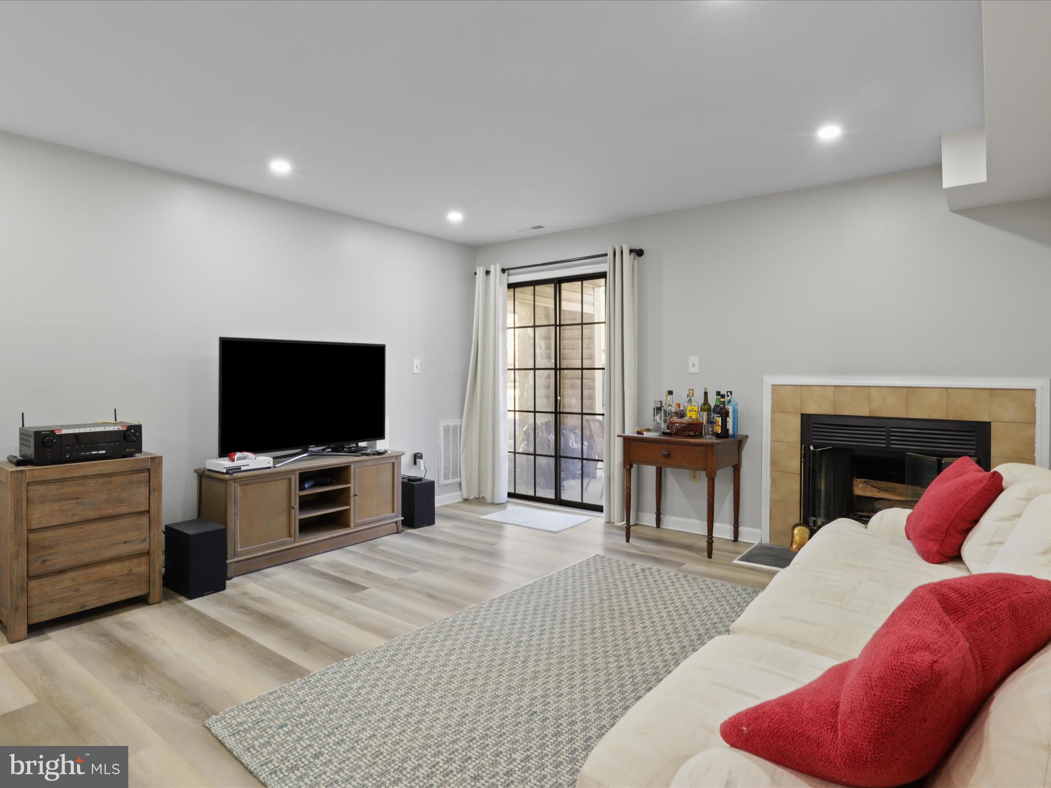 VICTORIA CROSSINGS AT MANCHESTER LAKES - Residential Lease