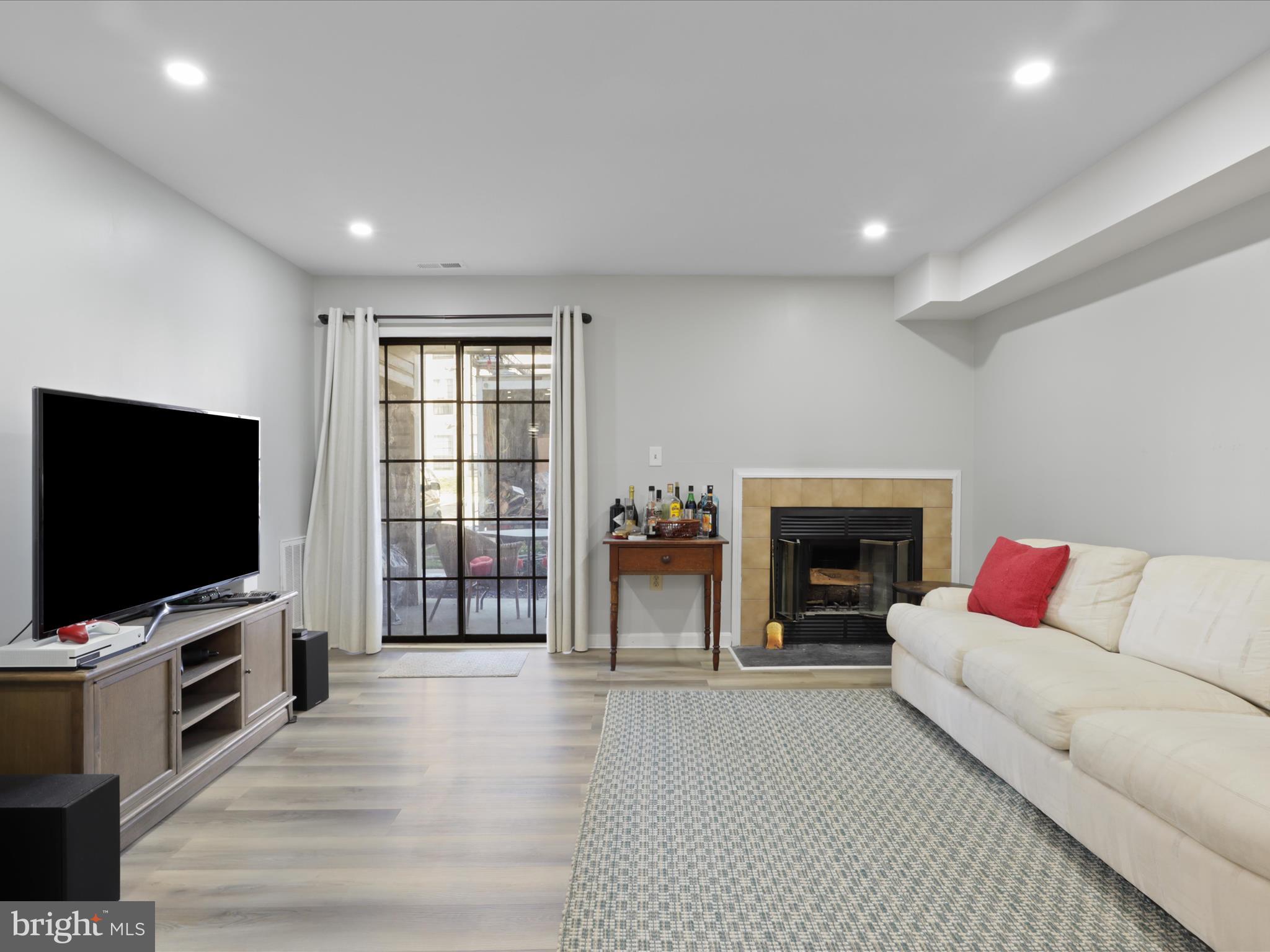 VICTORIA CROSSINGS AT MANCHESTER LAKES - Residential Lease