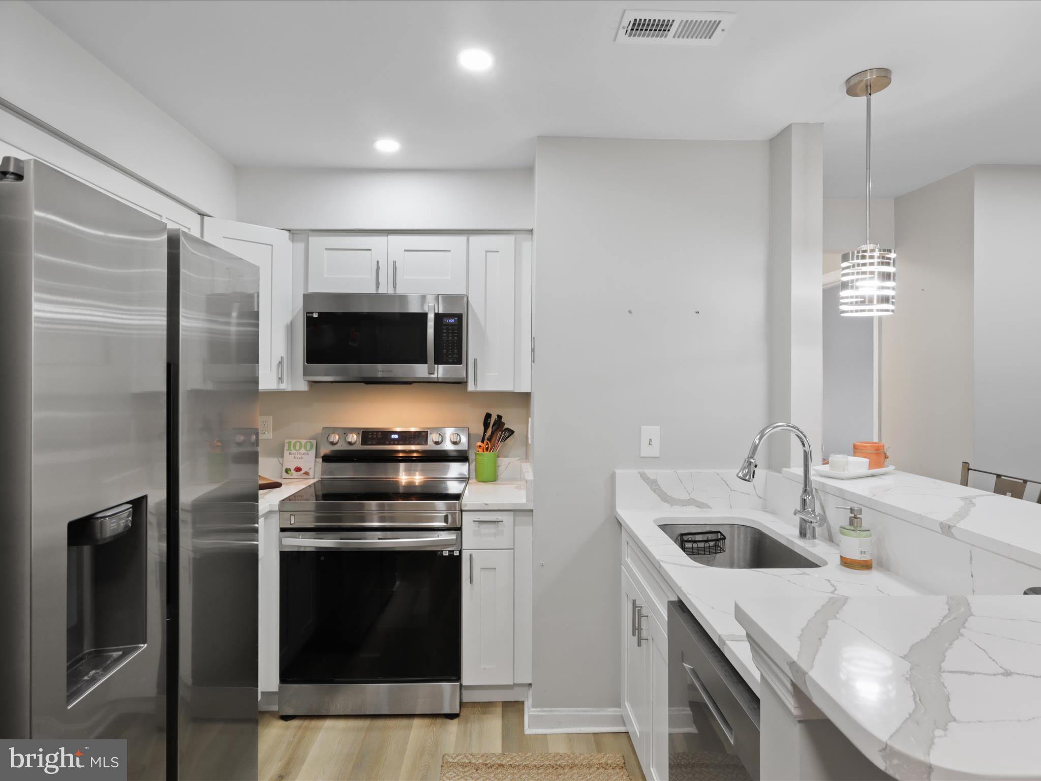 VICTORIA CROSSINGS AT MANCHESTER LAKES - Residential Lease