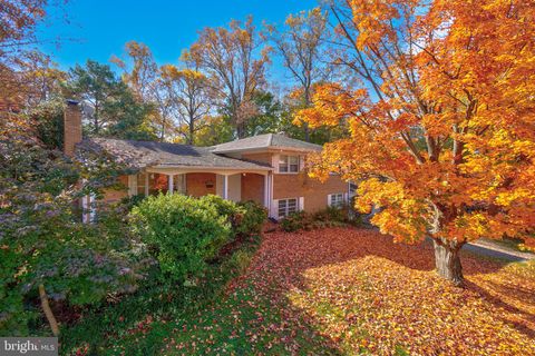 Photo of 6220 Robinwood Road, BETHESDA, MD 20817 (MLS # MDMC2209022)