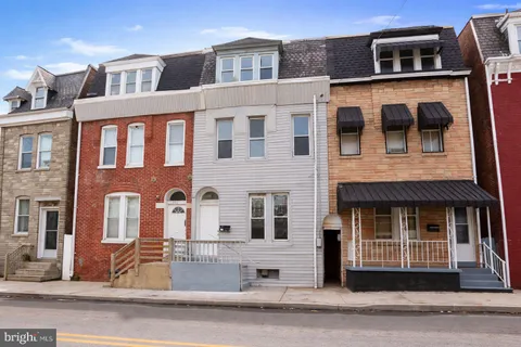 250 E College Avenue, York, PA 17403 - #: PAYK2099754