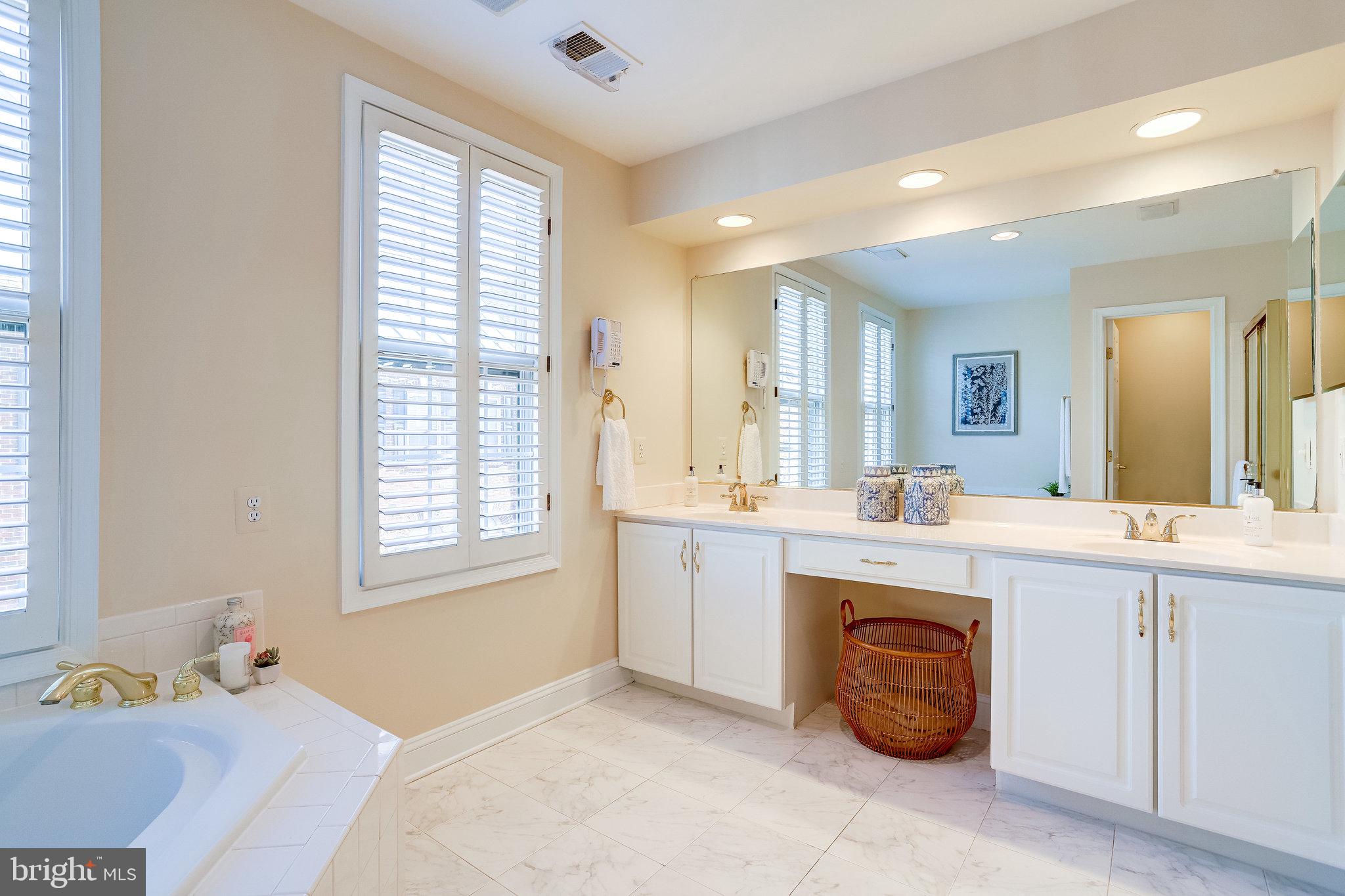 RIVERGATE - Residential