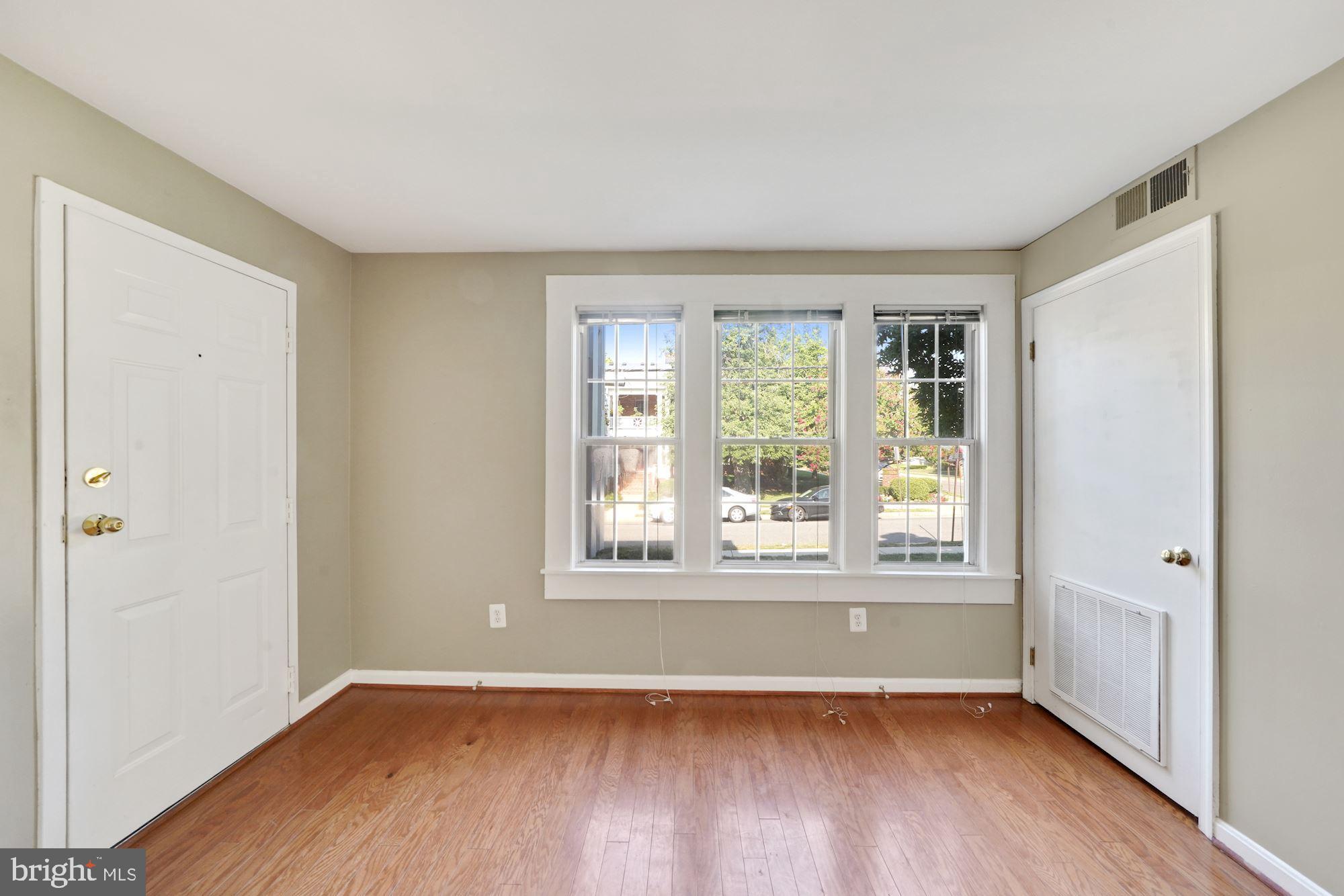 ALEXANDRIA SQUARE - Residential Lease