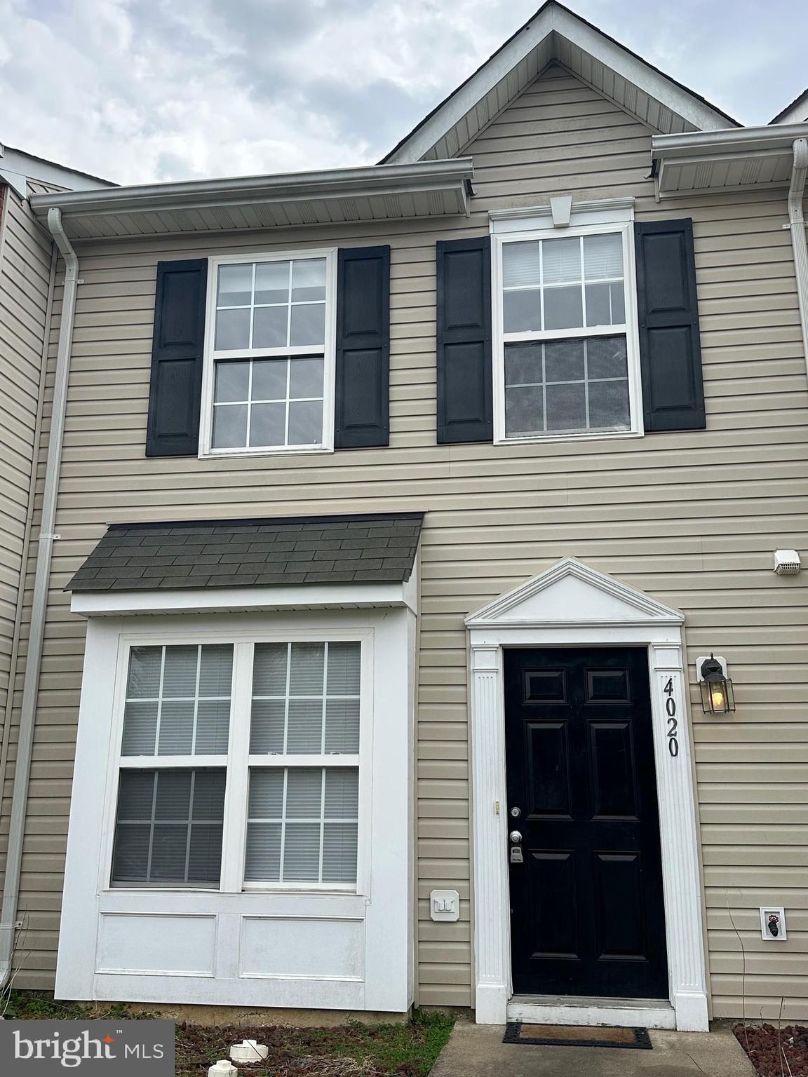 Great 3 bdrm townhome in sought after community. Perfect for your first time buyers or investors that are looking to build their portfolio of real estate, Spacious bedrooms and large living/family room. Kitchen has plenty of room for dining tables and chairs. Fenced back yard with privacy, These homes don't come up very often so bring your buyers soon. Call agent for additional information.