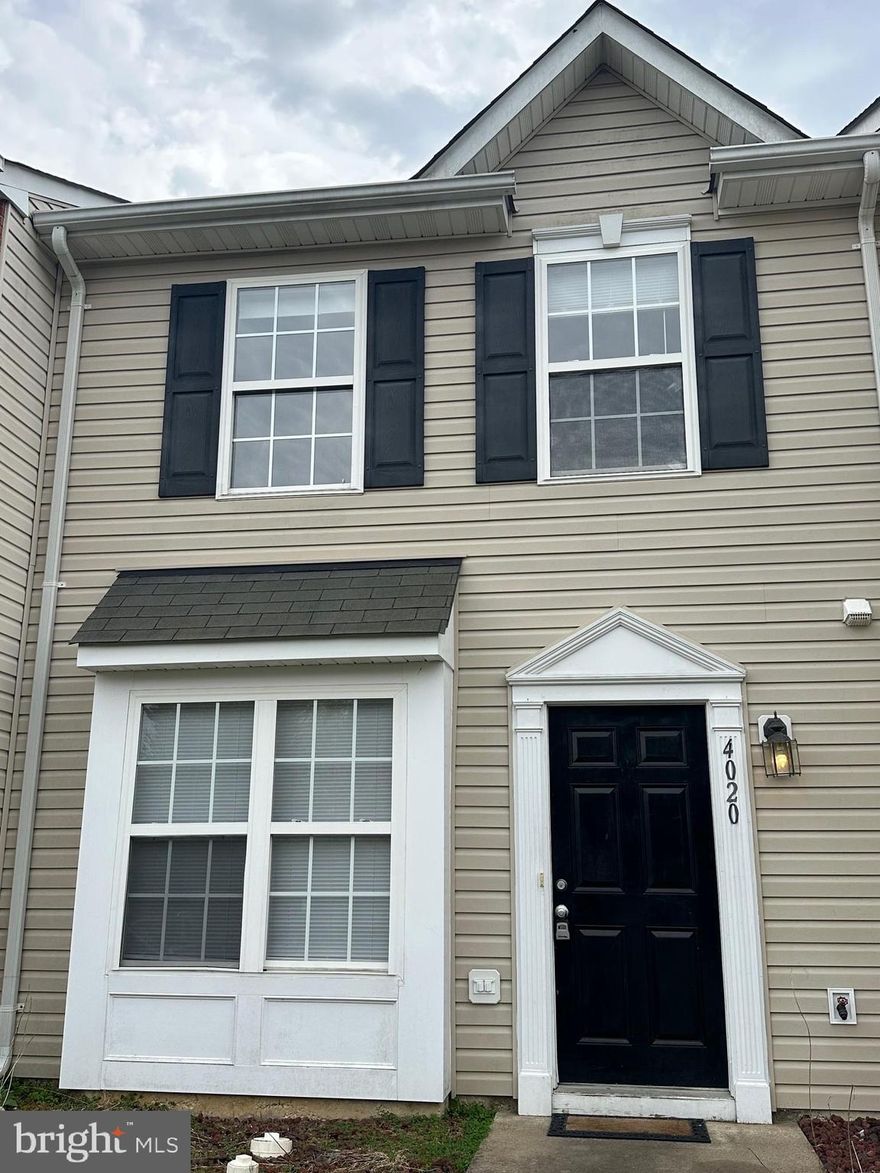 Great 3 bdrm townhome in sought after community. Perfect for your first time buyers or investors that are looking to build their portfolio of real estate, Spacious bedrooms and large living/family room. Kitchen has plenty of room for dining tables and chairs. Fenced back yard with privacy, These homes don't come up very often so bring your buyers soon.  Call agent for additional information.