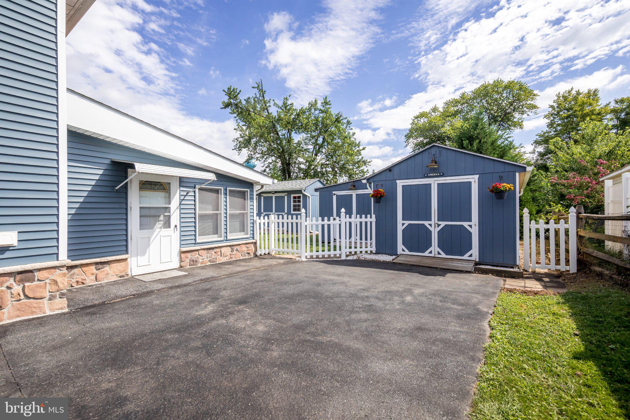 427 ROBERTS WAY