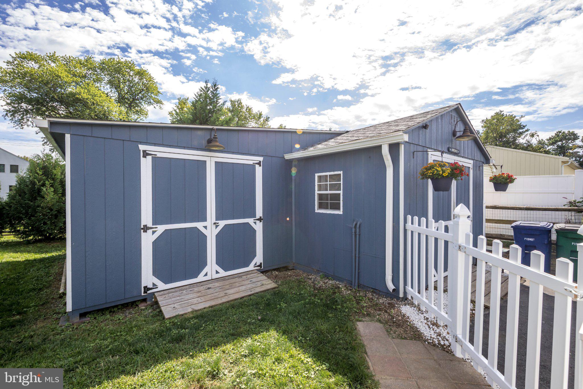 427 ROBERTS WAY