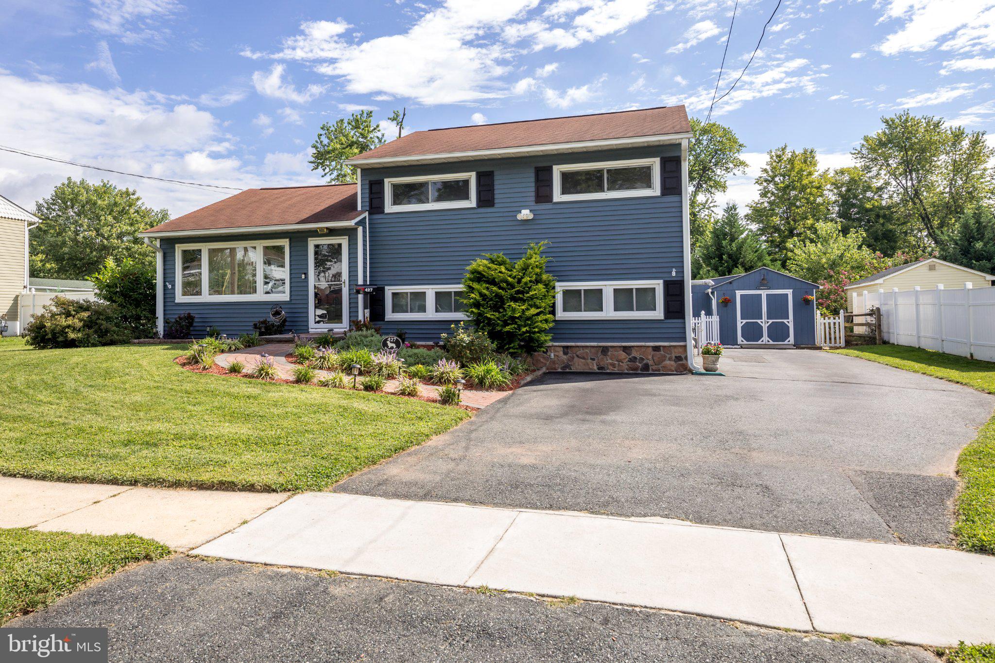 427 ROBERTS WAY