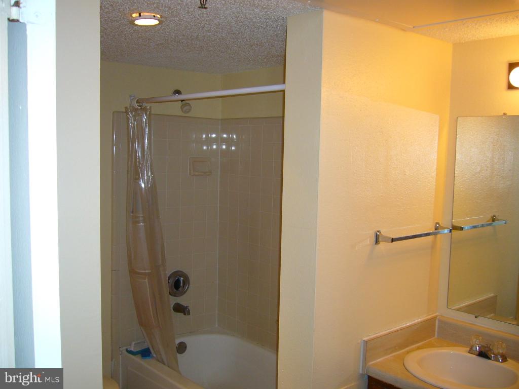 FOUNTAINS AT MCLEAN - Residential Lease