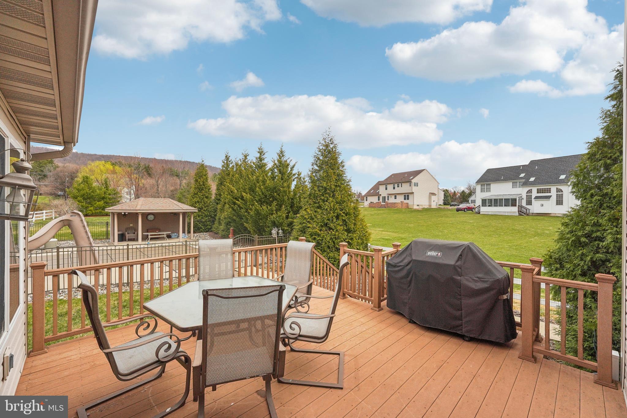 WOODS EDGE - Residential