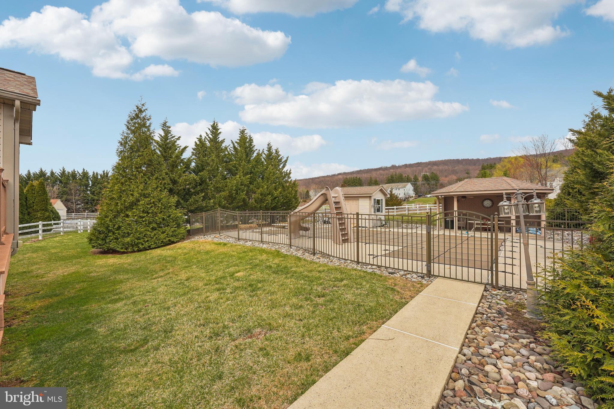 WOODS EDGE - Residential