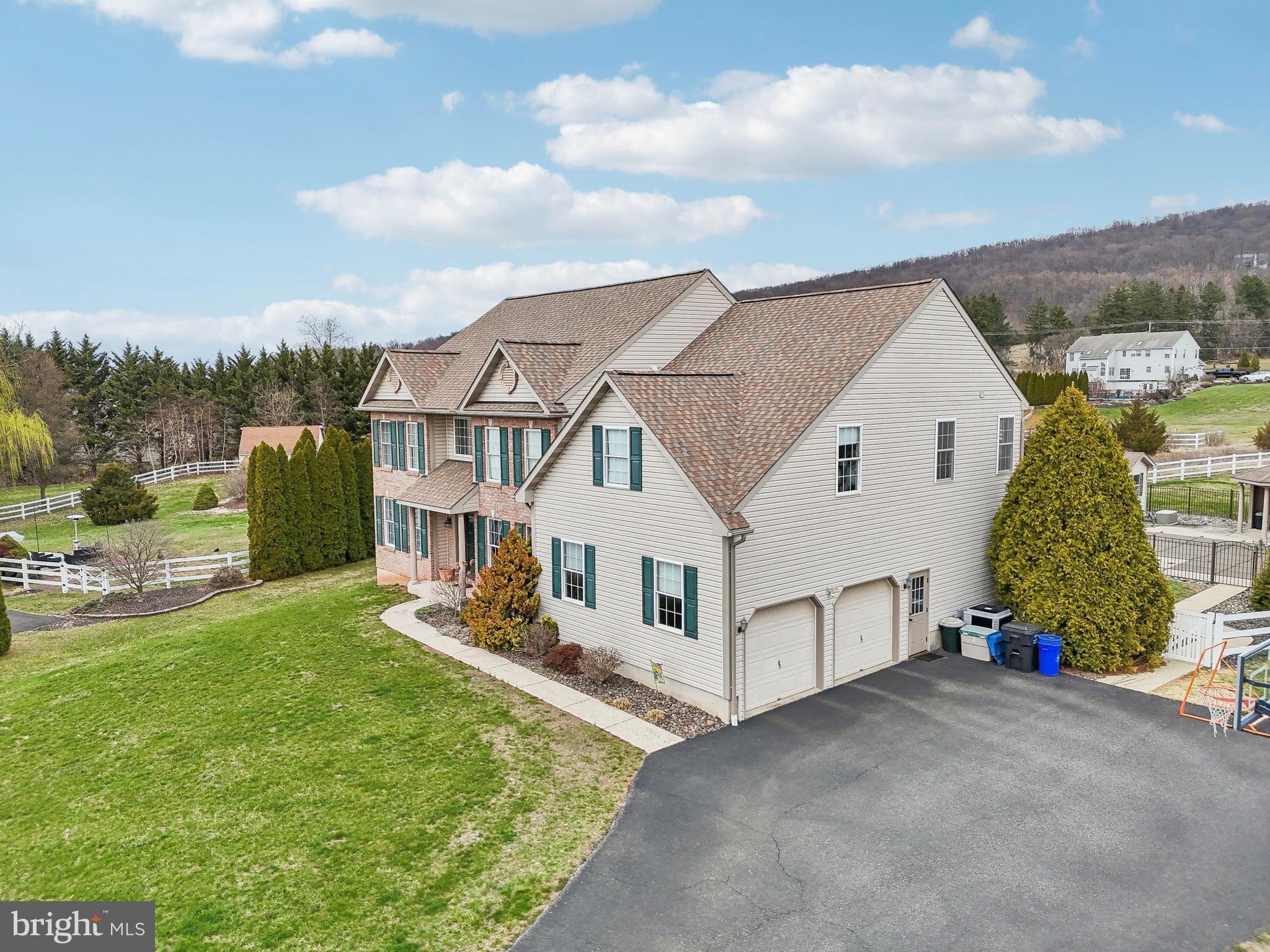 WOODS EDGE - Residential