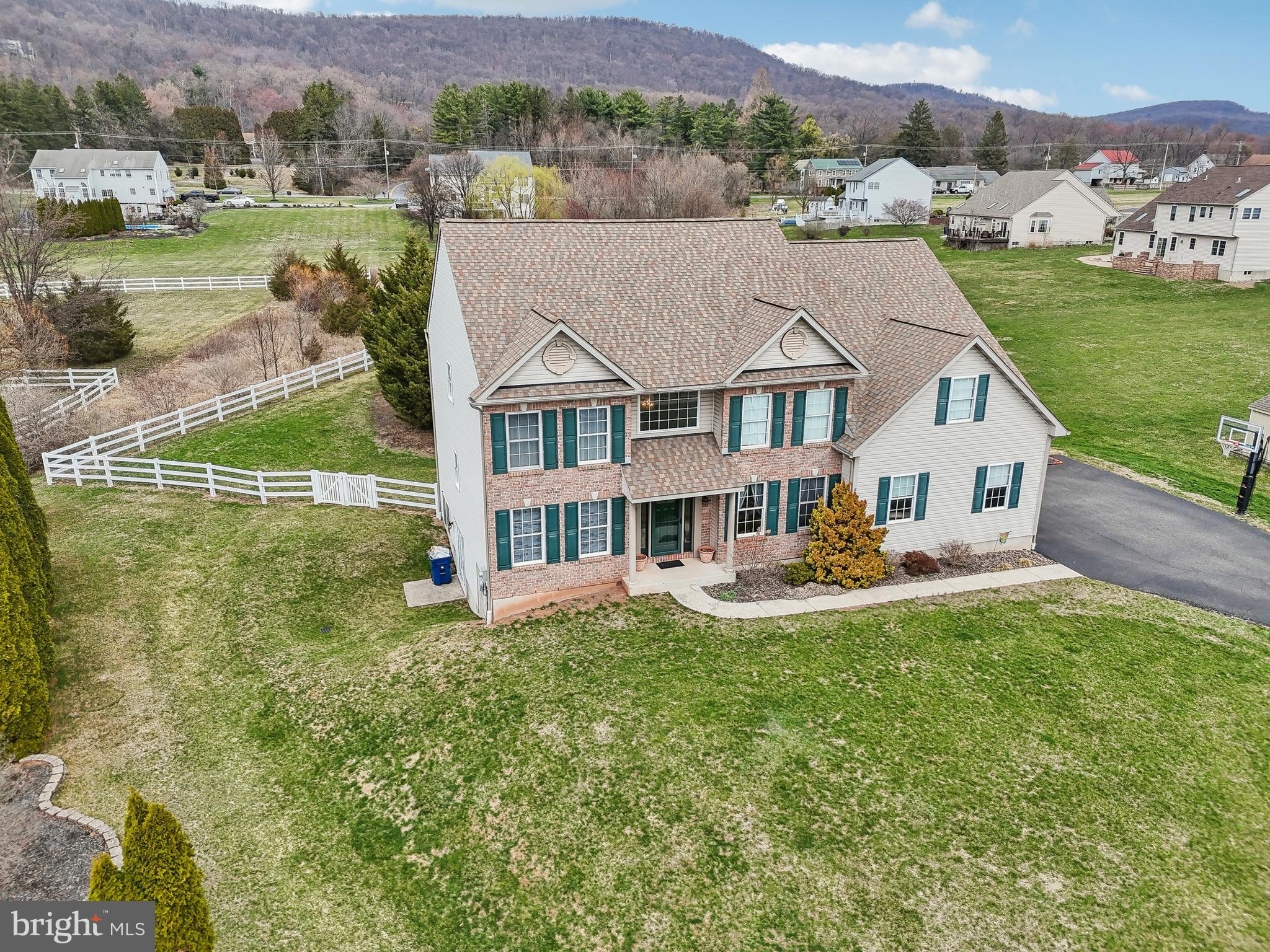 WOODS EDGE - Residential