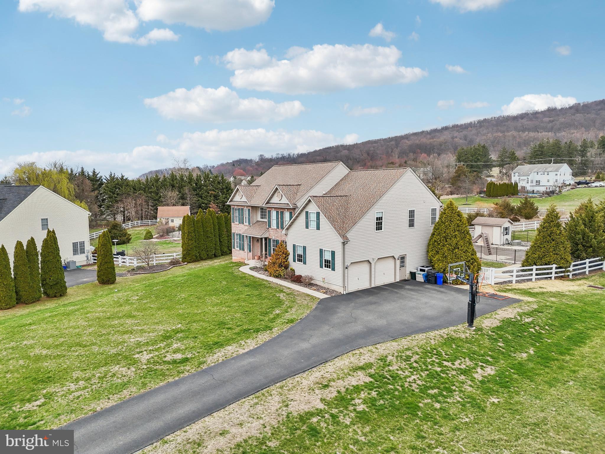 WOODS EDGE - Residential