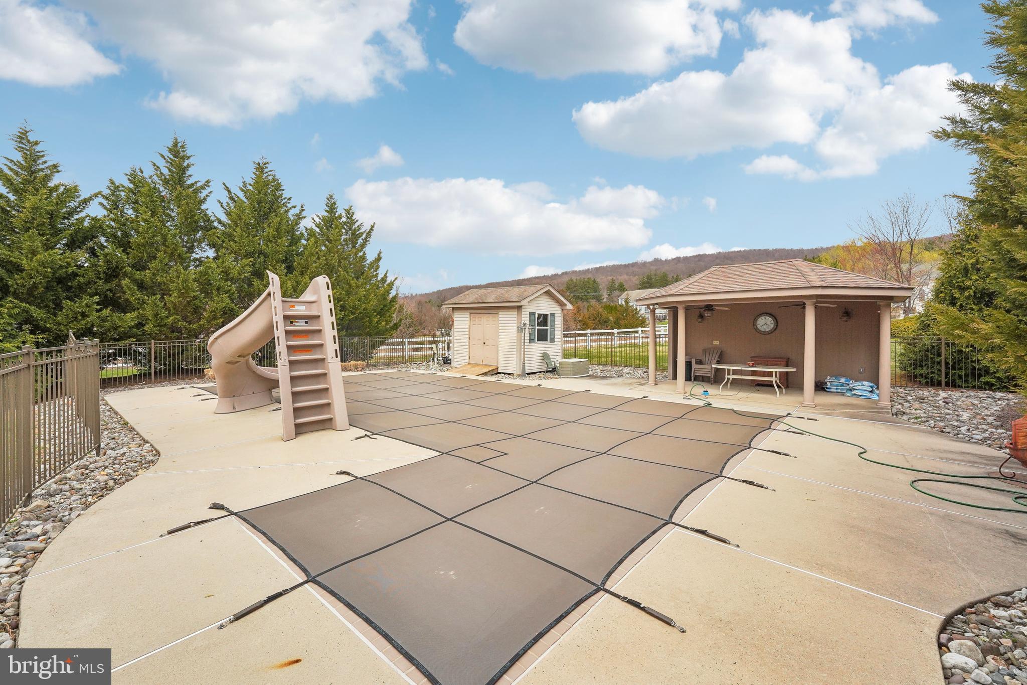 WOODS EDGE - Residential