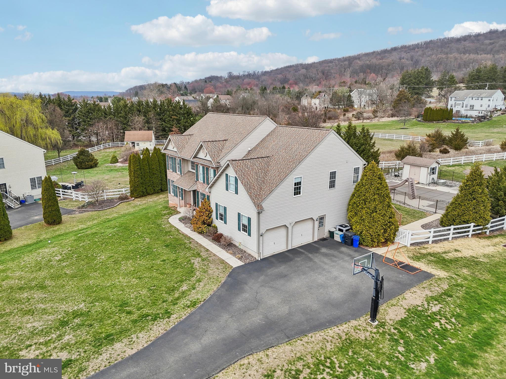 WOODS EDGE - Residential