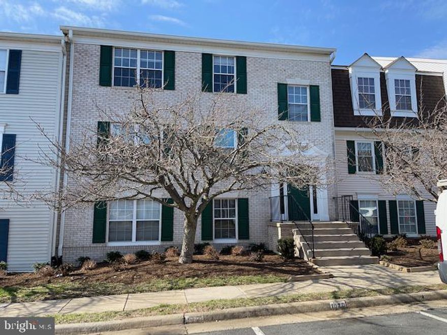 Great penthouse,2 BD 2 FB top floor, balcony, move in ready ,freshly painted ,New flooring  ,renovated bathrooms, available immediately